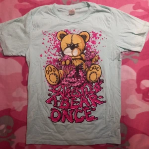 Scemo tshirt - Asball iwabo tisha köpt på sellpy för nåra månader sen, aldrig använt den själv. Lite skrynklig men det försvinner förmodligen efter tvätt. Står L passar mer som en M typ. Ganska tight passform, men den är ganska lång. 