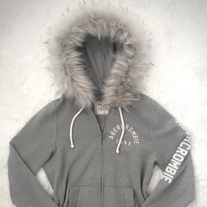 abercrombie&fitch fur zip up - ♡ handsydd därav fast pris! ♡ inga synliga defekter tillkommer! ♡ pälsen har blivit noggrant sydd för att bland annat sitta fast hårt och se tjock och stor ut! ♡ endast handtvätt då tvättmaskin + torktumlare förstör pälsen! 