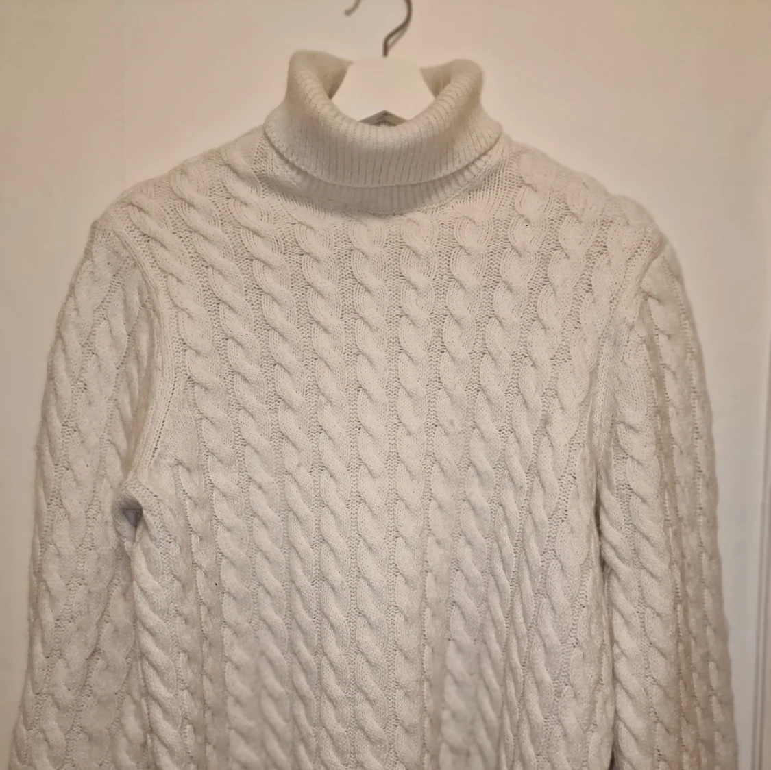 Vit stickad polotröja - 1
