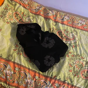 Denim tears hoodie  - Tja säljer min denim tears hoodie I gott skick den är använd ett fåtal gånger men inget man ser på tröjan. Hoodien har inga defekter och inga hål  eller skador. Hör av er för fler bilder och funderingar 