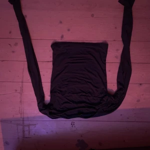 Svart långärmad topp från Gina Tricot - Säljer en stilren svart långärmad topp från Gina Tricot. Perfekt för en minimalistisk look och lätt att matcha med olika outfits. Toppen är i storlek XS och har en mjuk och bekväm passform.