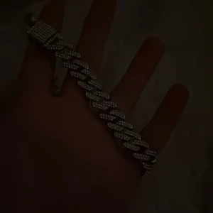 Glittrigt armband i silver - Snyggt armband i silver med glittriga detaljer. Perfekt för att ge en extra touch till din outfit. Armbandet har en robust kedjedesign och ett säkert lås.