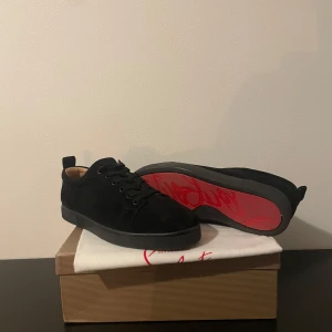 Svarta Loubs i storlek 42 - Snygga svarta sneakers från Christian Louboutin i mocka och den ikoniska röda sulan. Skorna har snörning och en stilren design som sticker ut. Perfekt för dig som vill ha någon trendigt men som ändå sticker ut. Tillbehör finns med. Använda några gånger och pris kan diskuteras. Svarta Loubs i storlek 42. Skriv fundering eller fråga.