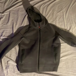 Nike tech  - Mycket bra skick inte använt så mycket 