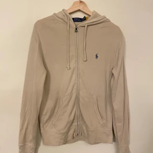 Ralph Lauren zip up - Jättesnygg Ralph Lauren Polo zip up hoodie i luftigt och skönt material. Storleken är S men passar även större. Har använts 2-3 gånger så är i bra skick. Säljer då jag inte använder den längre. Nypris 2200kr.