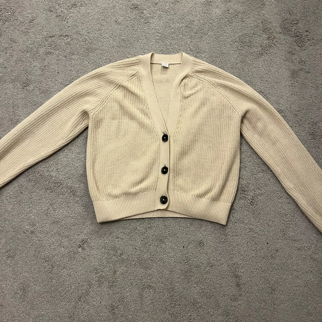 Beige stickad kofta från Lindex