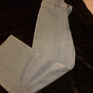 Ljusblå jeans från Lee - Säljer ett par klassiska ljusblå jeans från Lee. De har en rak passform och är tillverkade i denim med en knapp och dragkedja framtill. 