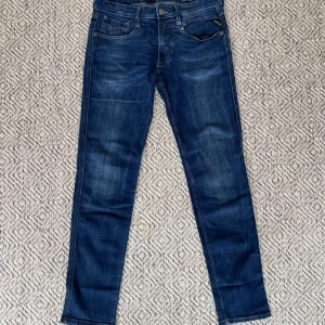 Replay Anbass jeans  - Säljer ett par Replay jeans i modell Anbass. Jeansen är i mycket bra skick enda defekten är att storlekslappen är avklippt. Det är storlek W31/L32. Vid minsta fråga eller fundering är det bara att höra av sig🙌😄