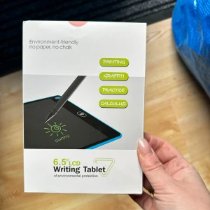 6.5'' LCD Writing Tablet - Miljövänlig 6.5-tums LCD-skrivplatta perfekt för målning, graffiti, övning och kalkyl. Inget papper eller krita behövs. Enkel att använda med en raderingsknapp och lång batteritid. Perfekt för både barn och vuxna som vill spara papper och vara kreativa.