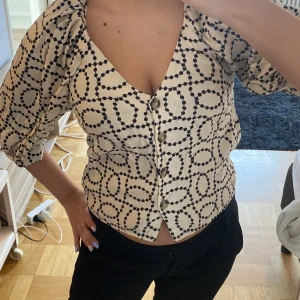 Mönstrad blus med knappar - Jättejättefin blus✨