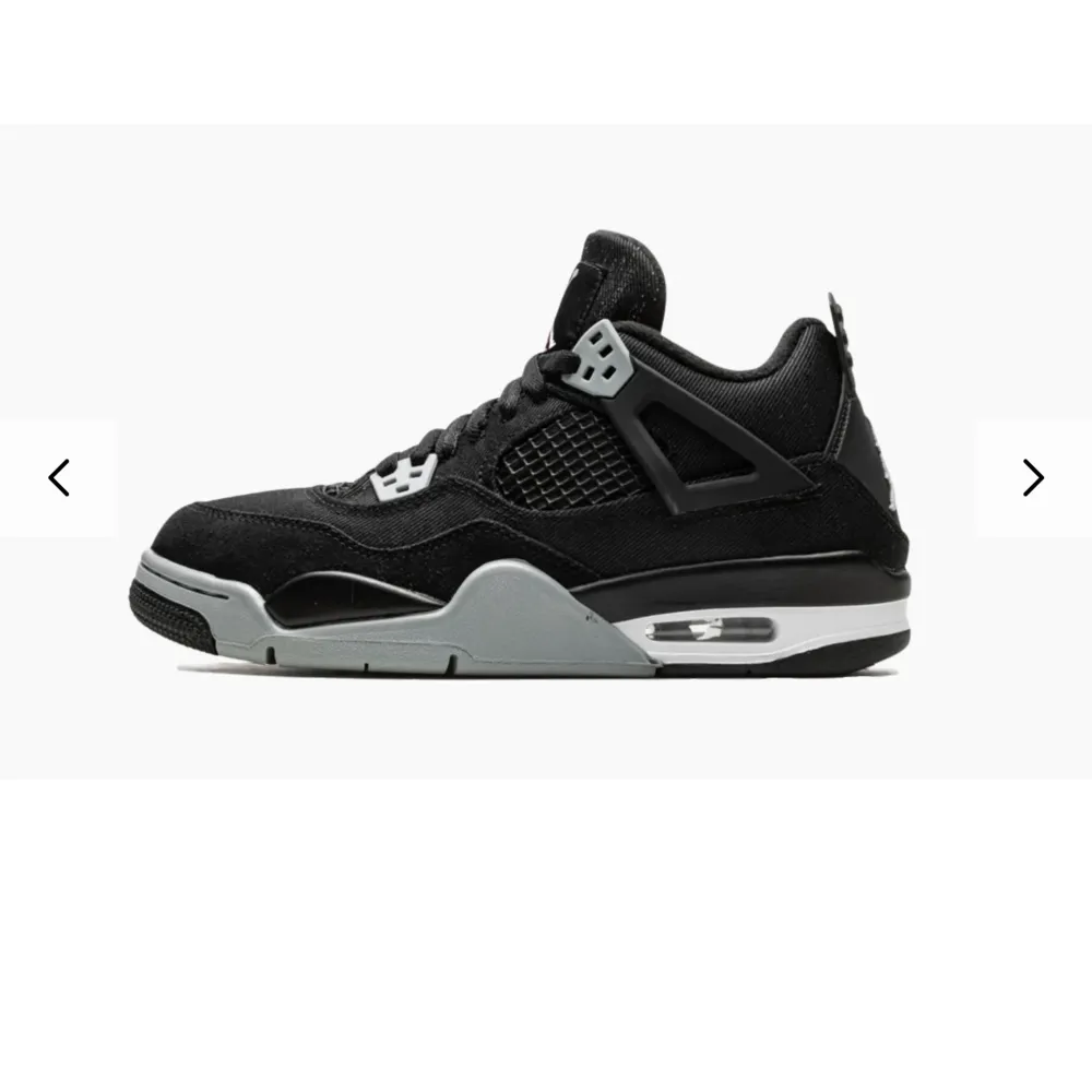 Snygga Nike Air Jordans i svart med grå och röda detaljer. Skorna har en ikonisk design med snörning och en synlig luftkudde i sulan för extra komfort. Perfekta för både stil och funktion.. Kengät.