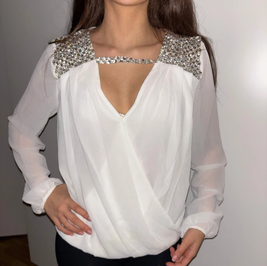 Vit blus med paljettdetaljer från Faisca