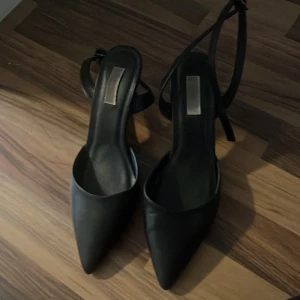 Svarta pumps med spetsig tå - Eleganta svarta pumps med spetsig tå och smal klack. Köpta för 600 kr.