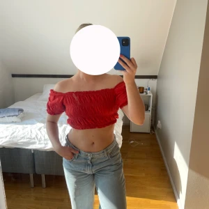 Röd offshoulder topp - Är i storlek XS men passar mig som brukar bära S eller M. Beror på hur du vill att den ska sitta