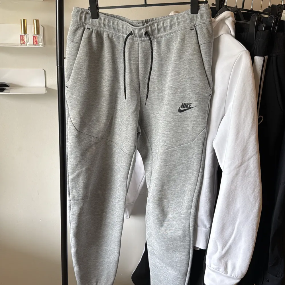 Fräscha & fina Nike Tech Fleece byxor. Byxorna är som nya men har en liten defekt på dragkedjan, därav lägre pris. Dragkedjan fungerar normalt i övrigt.. Farkut & Housut.