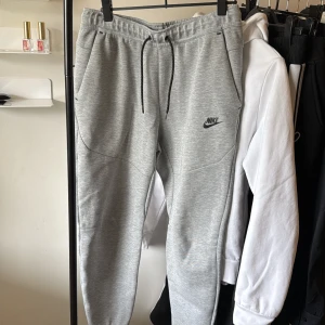 Nike Tech Fleece byxor - Fräscha & fina Nike Tech Fleece byxor. Byxorna är som nya men har en liten defekt på dragkedjan, därav lägre pris. Dragkedjan fungerar normalt i övrigt.