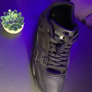 Svarta Jordans med snörning - Snygga svarta Jordans sneakers med snörning och detaljerad design. Köpte dessa för ett par veckor sedan men känner inte att det var något för mig. Har i princip aldrig använts och är perfekta nu till våren, Skorna har en robust sula och är tillverkade i syntetmaterial. Perfekta för en stilren look.