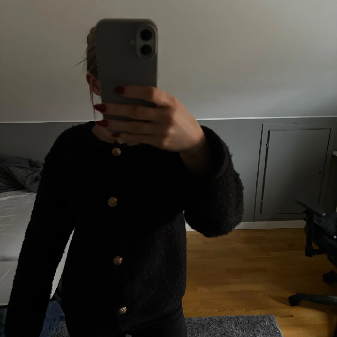 Svart teddyjacka med guldknappar - 2