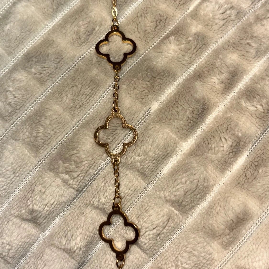 Guldarmband med fyrklöverdesign - 4