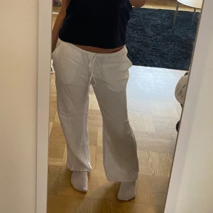 Vita linnebyxor - Säljer ett par vita linnebyxor som jag inte använder längre😍🥰💕