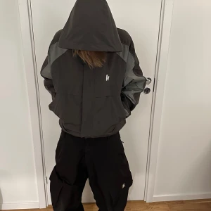 Grå/grön henrik harlaut jacka och svarta henrik harlaut byxor  - en vind jacka och ett par täck byxor från herik harlauts egna märke även kallat harlaut apperal. Är i bra skick men har lite slitningar på byxorna, om det är så att ni vill köpa bara byxorna eller bara jackan så är det bara att höra av sig. Storlek S i jacka och storlek M (Man storlek). Om man köper båda tillsammans 2000kr men om man köper enskilt så är det 1800kr  för bara det plagget. och det finns inte i lager längre utsålda