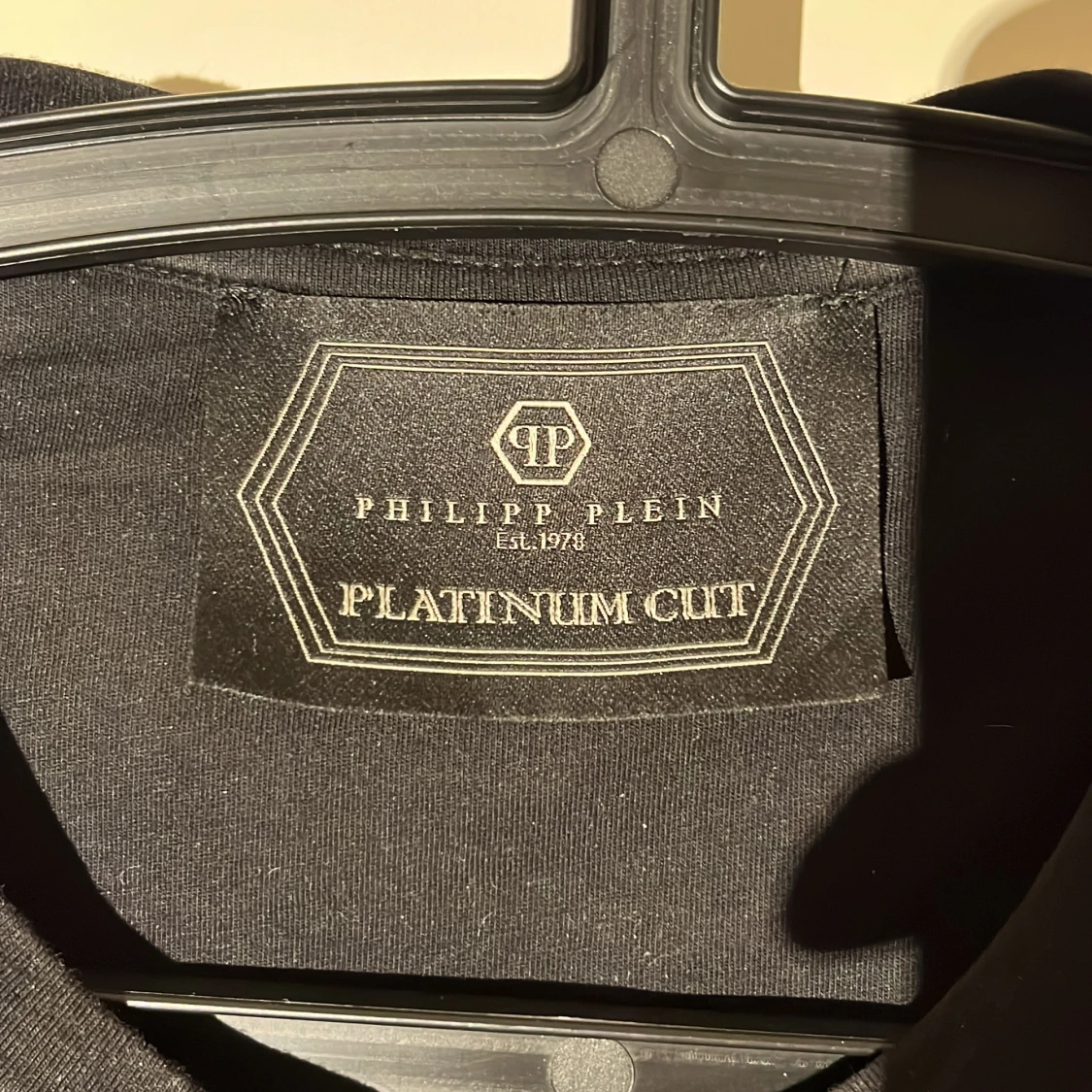 Svart t-shirt med svarovski kristaller från Philipp Plein - 2