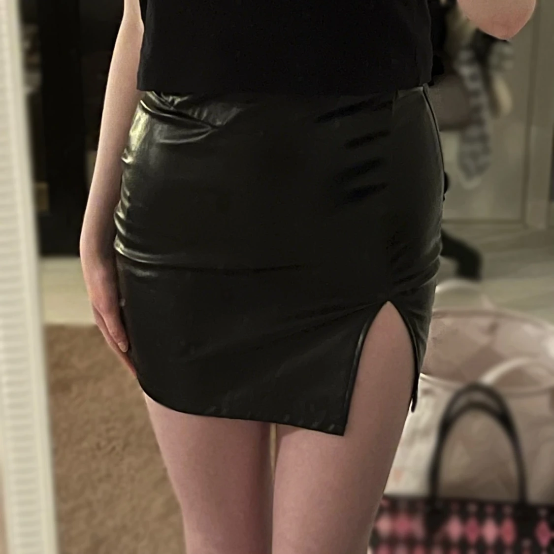 Svart kortkjol i skinnimitation