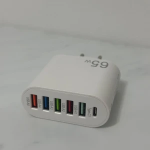 EU adapter med 5x usb A och 1x usb C (lyser blå) - En väldigt bra adapter som tar lite plats och ordning med alla kablar, det lyser blå när den är aktiverad!