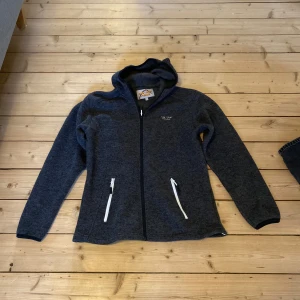 Fleece - Mycket bra! - Säljer denna fleece från ON THE PEAK som är i ett bra skick. Det är storlek XXL, men den passar dig med storlek L! Vid funderingar kring pris eller fler bilder så är det bara att kontakta mig! Kolla även in min sida. Säljer kläder sjukt billigt och då har du chansen att köpa bundles…Med vänlig hälsning, 👋  