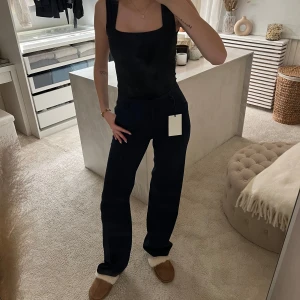 Marinblå kostymbyxor från madlady - Snygga marinblå kostymbyxor med vida ben, hög midja och pressveck. De är i en fin marinblå färg. De är längd 34 på de så perfekt för mina långa tjejer! Jag är 173 cm för referens! Prislapp kvar och aldrig använda, köpta för 599kr