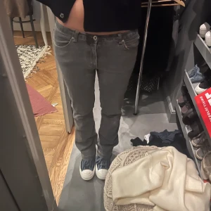 Bootcut jeans - Snygga gråspräckliga bootcut jeans. Säljer pga lite små och lite korta på mig ( jag är 177cm) så passar nog perfekt på 166-174