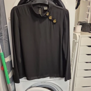 Blus - Blus I tunnare material som är ganska smal i storleken. Sparsamt använd