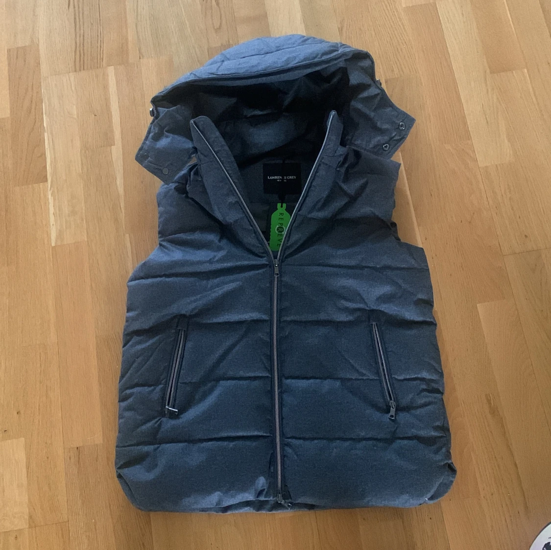 Grå dunväst från Lawrence Grey