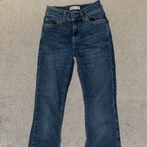 Blå jeans från Perfect Jeans - Snygga blå jeans från Perfect Jeans med klassisk design. De har en rak passform och är tillverkade i slitstarkt denim. Perfekta för en avslappnad stil.
