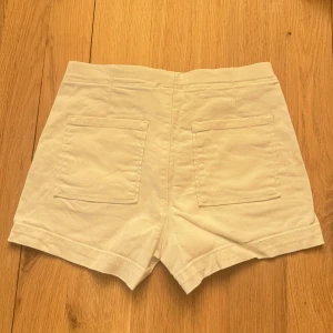 Vita shorts - Säljer de här snygga shortsen🤍 xoxo