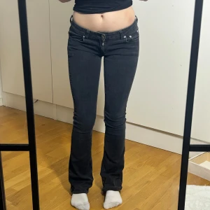 Svarta lågmidjade bootcut jeans Nelly lowwaist utsvängda byxor - Jeans från Nly jeans/Nelly som inte säljs längre. Står ingen storlek men upskattar de till en xs. (Se mått) innerbenslängd: 78-79 midjemått: 34 stretch till 40.. obs slitna längst ned. Se sista bilden. Köp sker via köp nu, jag postar inom 24h. Kvar tills markerad såld 