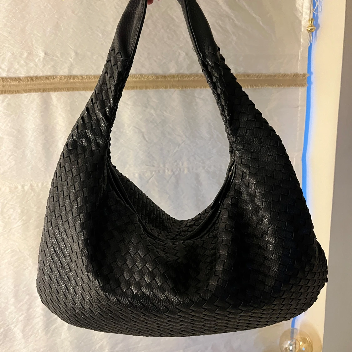 Svart flätad axelväska