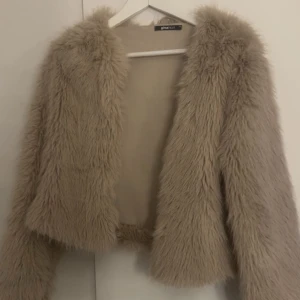 Beige pälsjacka från Gina Tricot - Säljer en supermjuk och fluffig beige pälsjacka från Gina Tricot. Inga defekter då den endast är testad. Priset går att diskutera