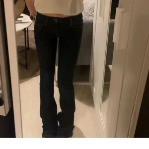 Mörkblåa jeans - Säljer mina jättesnygga jeans som tyvärr inte kommer till användning då de blivit försmå för mig och jag inte hunnit använda de, så i väldigt bra skick!💞 kom privat vid behov av bilder eller funderingar💞