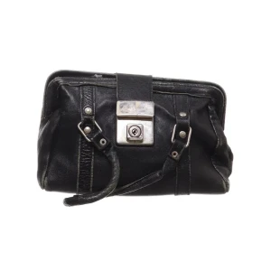 Handväska från chic - Jätte fin härlig handväska från chic. Ska inte ljuga, den e lite slitig, men även fast den är slitig betyder de inte att den inte kan vara stilig!