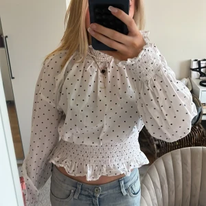 Prickig topp - Fin prickig topp från Bikbok, säljer pga att den inte används längre, använd 1 gång🥰