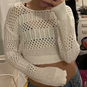 Vit stickad tröja - Vit stickad tröja jättefin nu till våren och sommaren! 