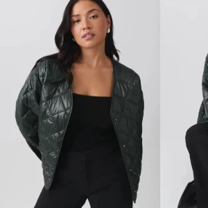 Grön quiltad jacka - Fin mörkt grön jacka från Gina tricot, slutsåld. Storlek M men passar även mig som vanligtvis har S. 600kr nypris🤍🤍 Jätte fin till våren