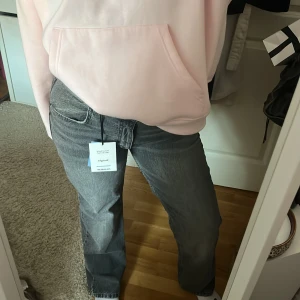 Grå jeans från Pull&Bear - Säljer ett par snygga grå jeans från Pull&Bear. De har en klassisk femficksdesign och en knappgylf. Perfekta för en avslappnad stil med en loose passform.