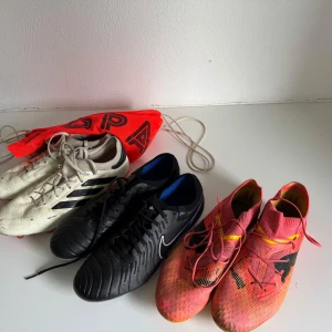 Fotbollsskor från Adidas, nike och puma - Tre par fotbollsskor till salu. Ett par adidas copq elite stl 44 2/3. Nike tiempo stl 45. Puma future elite 42,5. Skriv om ni är intresserade av alla är något enskilt par. Tar emot alla frågor och prisförslag. Vissa mer ancända än andra. 
