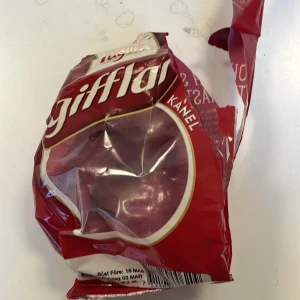 Gifflar Kanel - Pågen Gifflar med kanel är en klassisk svensk fika-favorit. Den röda förpackningen innehåller små, mjuka bullar fyllda med kanel. Perfekt för en snabb fika eller som ett sött mellanmål. Andvänd men bra skick 
