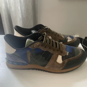 Valentino rockrunners - Tja säljer nu mina Valentino rockrunners i storlek 41 (passar även större) skicket är 8/10. Inget og medföljs. Pris kan diskuteras vid snabb affär. Hör av er om ni har några funderingar🙌