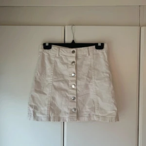 Vit jeans kjol  - Snygg vit jeans kjol med knappar framtill. 