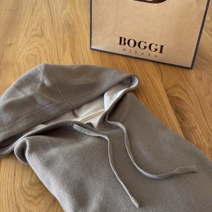 BOGGI Milano hoodie - BOGGI Milano hoodie i storlek small i suveränt skick. Köpt på boggi butiken vid Stureplan för några månader sedan men inte kommit till användning. 