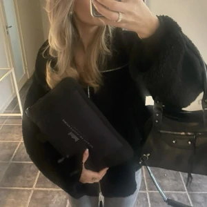 Svart Pile jacka - Svart pilejacka från hm, väldigt populär och helt slutsåld. Skicket är mycket bra🌟